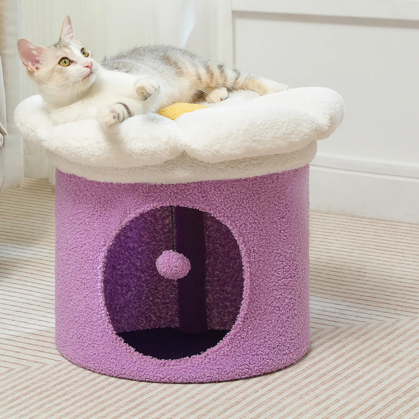 Cama lila para gatos con diseño de flor y casa interior