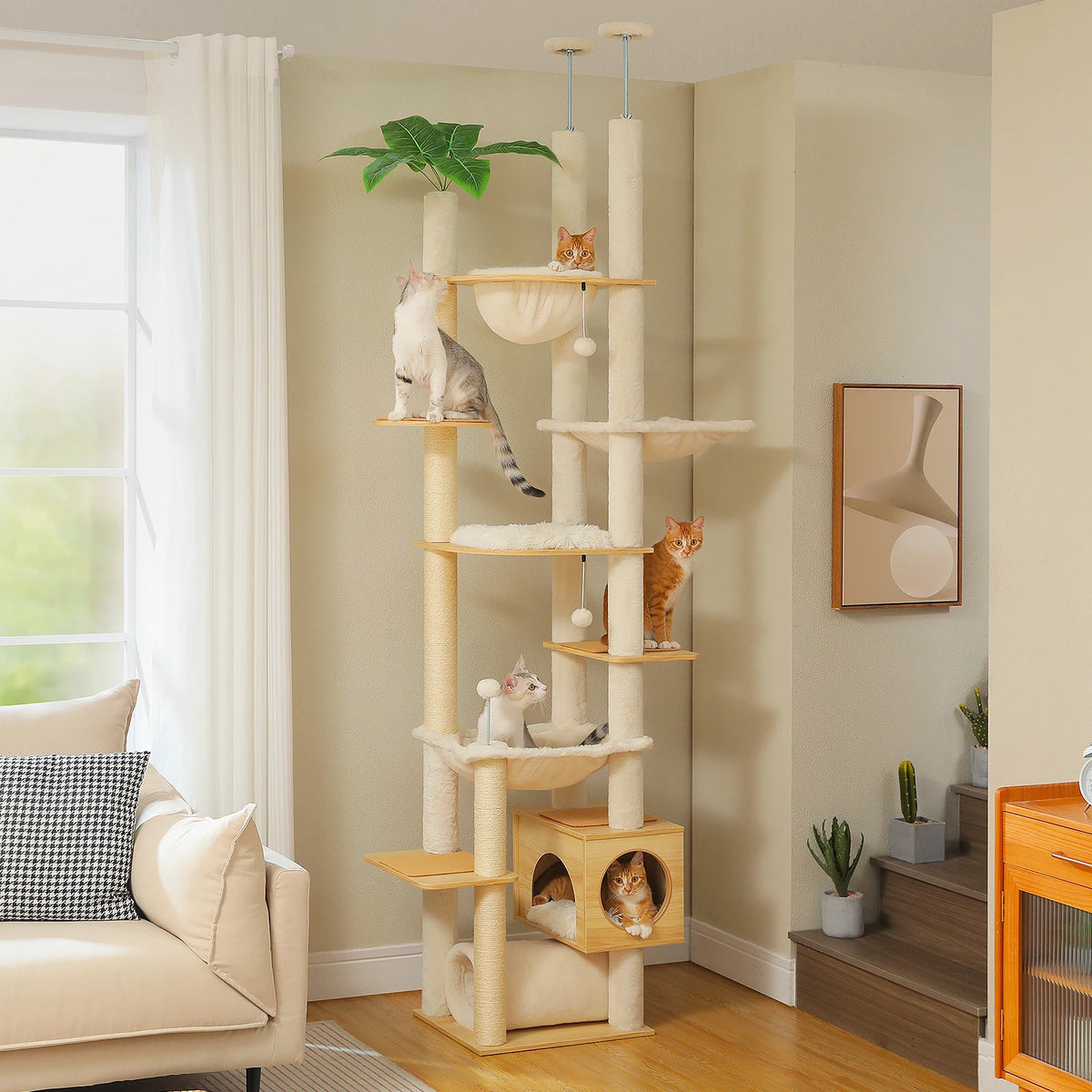 Deckenhoher Kratzbaum für Katzen mit Holzhängematte